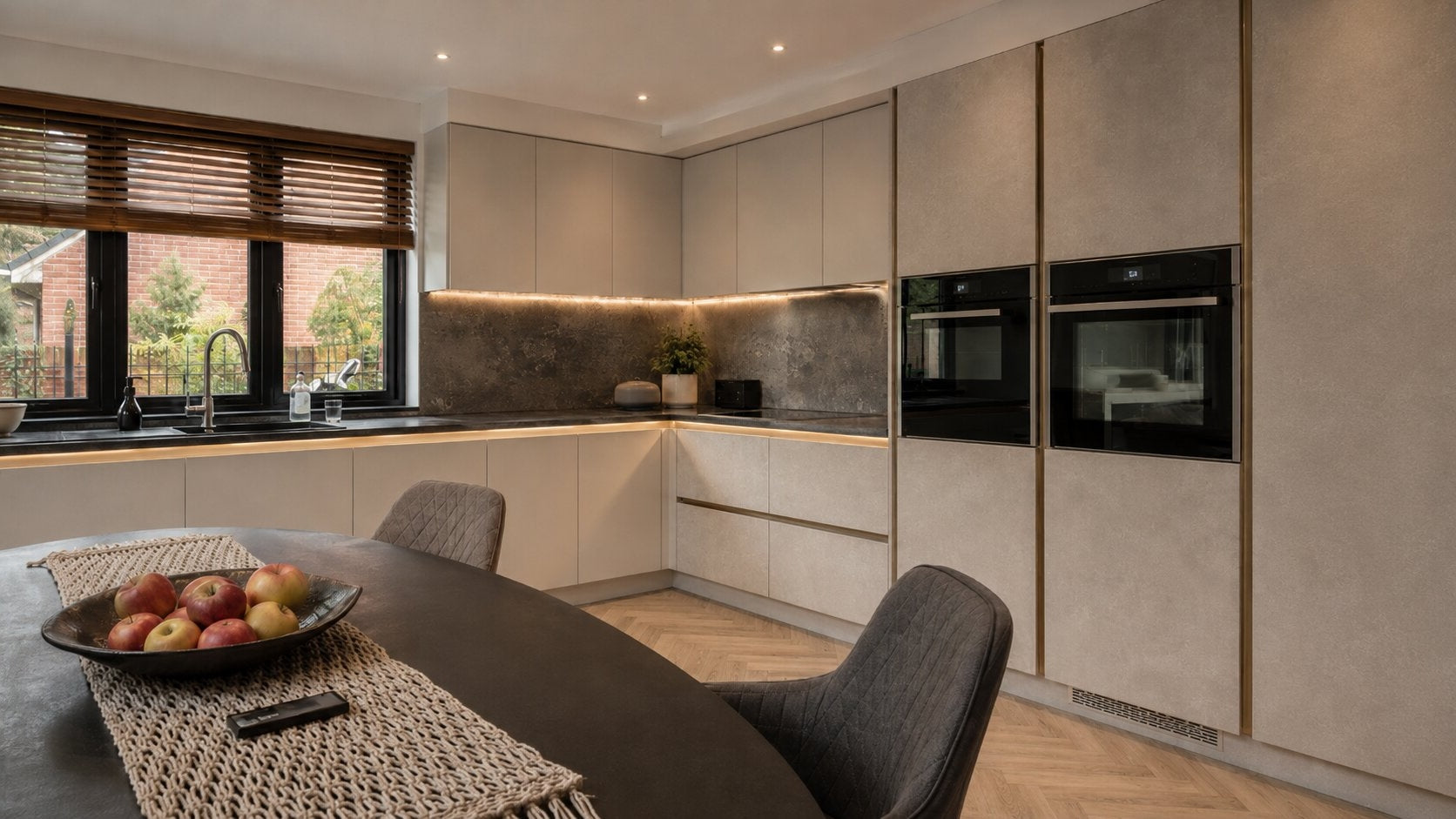 Modern handeleless L shape kitchen